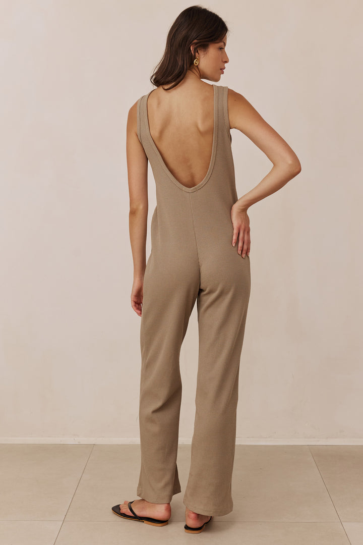 אוברול שר בד וופל מחשוף גב | מוקה