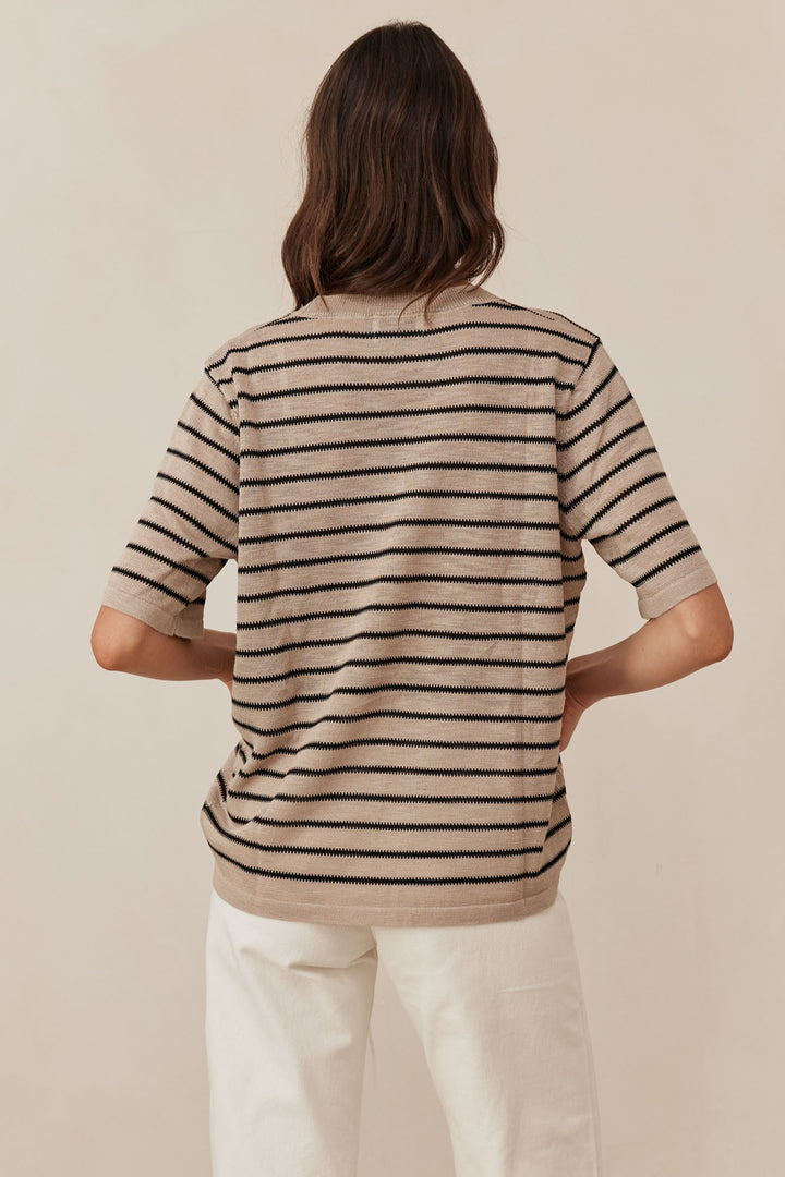 חולצת סריג דיאן סטרייפס שרוול קצר | בז'/שחור