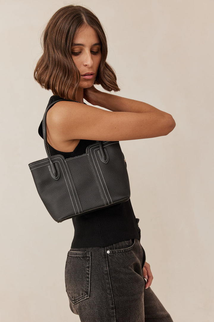 תיק יד דמוי עור קיי תיפורים בולטים | שחור