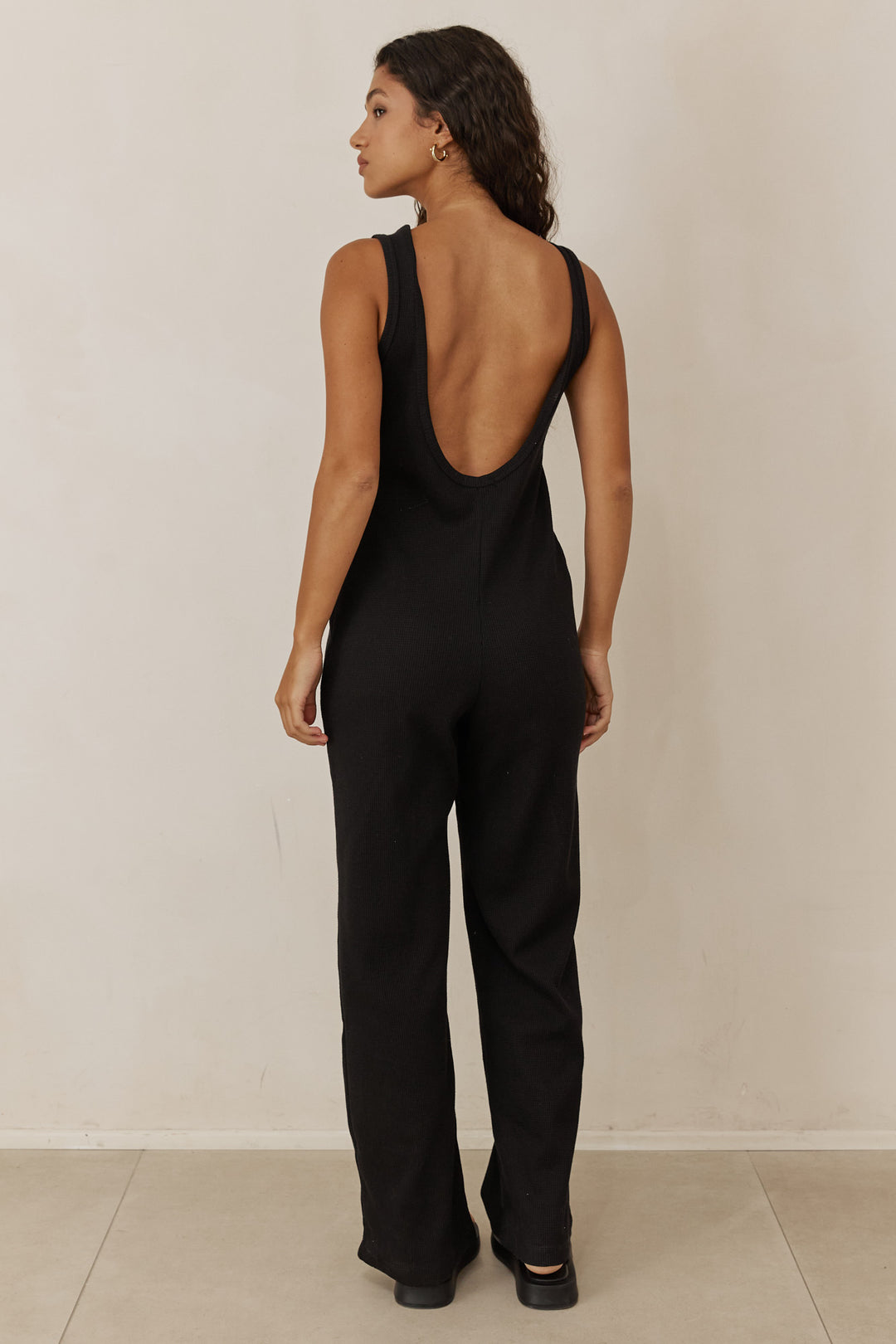 אוברול שר בד וופל מחשוף גב | שחור