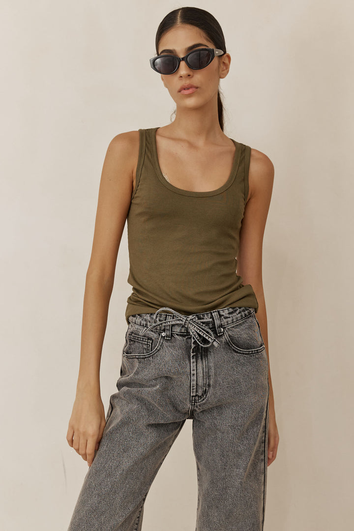 גופיית בייסיק סופי בד ריב דק | ירוק זית