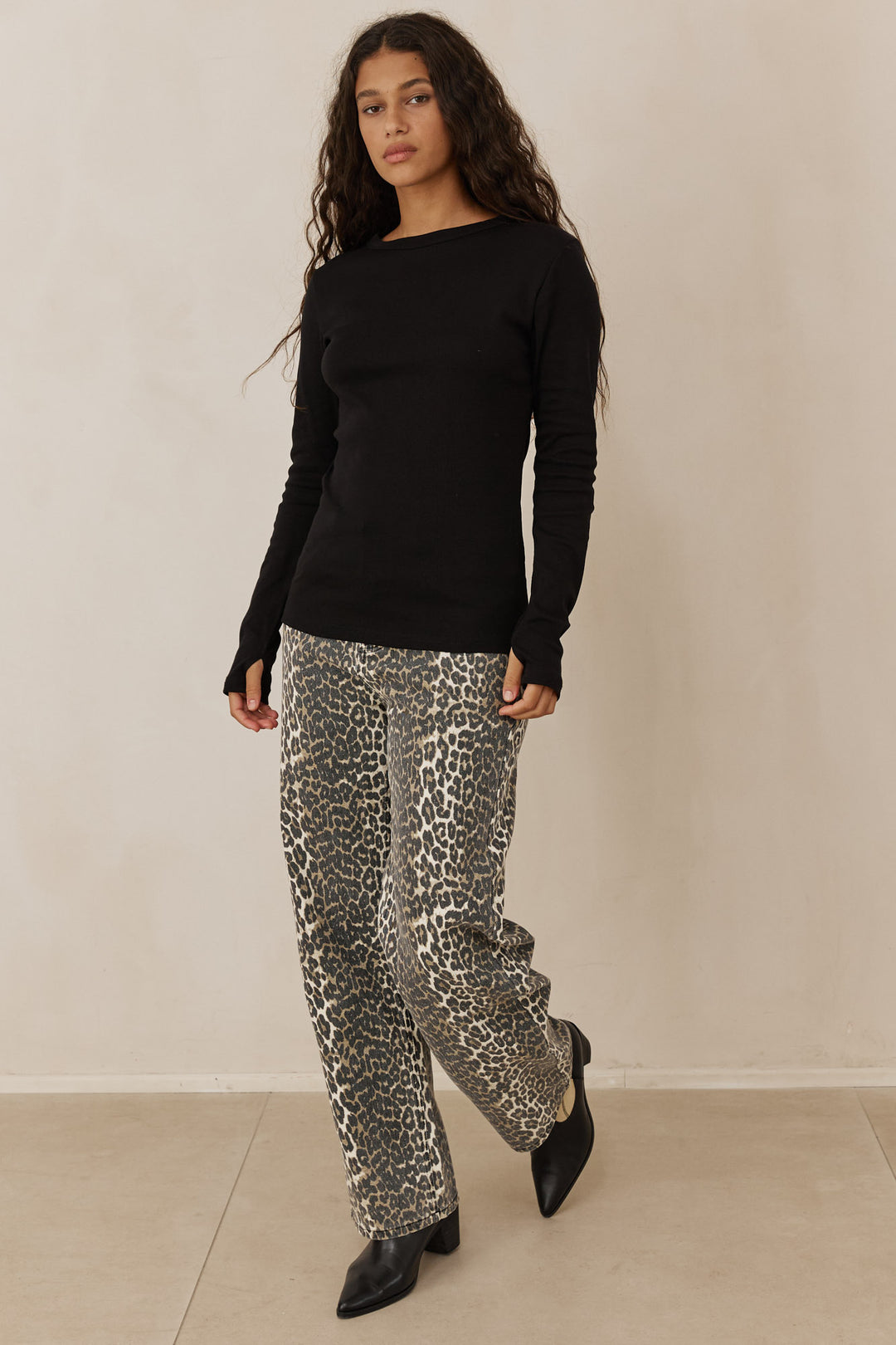 חולצת בייסיק לני שרוול כפפה | שחור