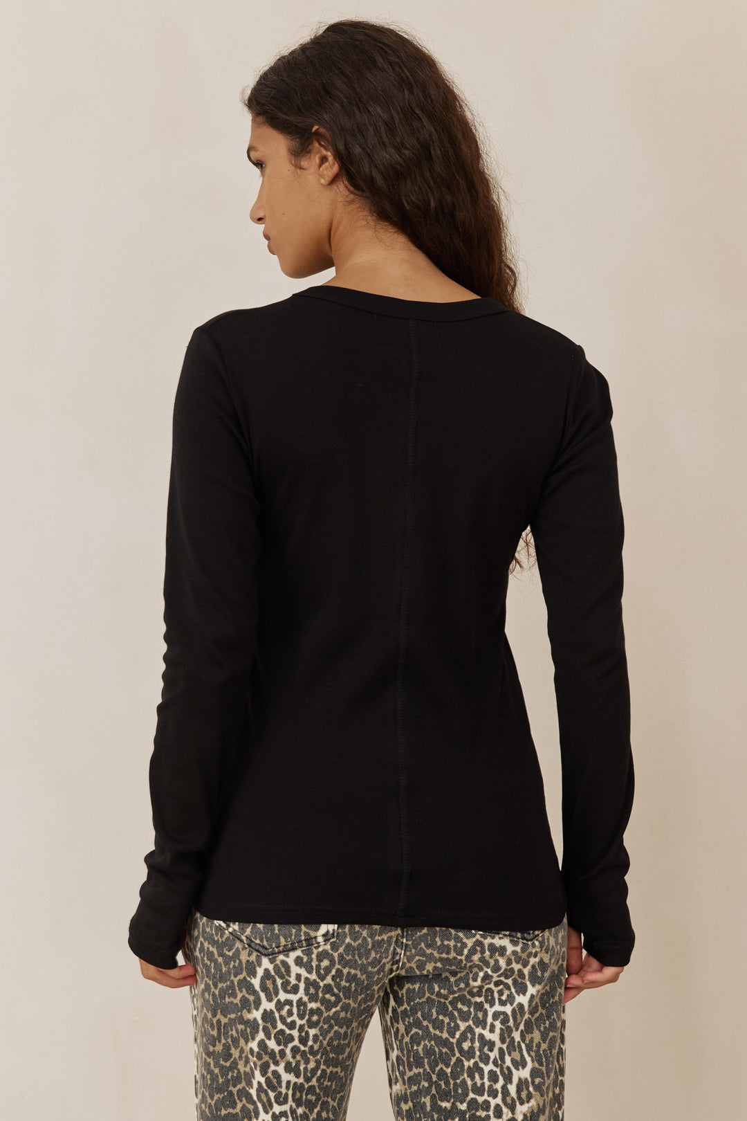 חולצת בייסיק לני שרוול כפפה | שחור