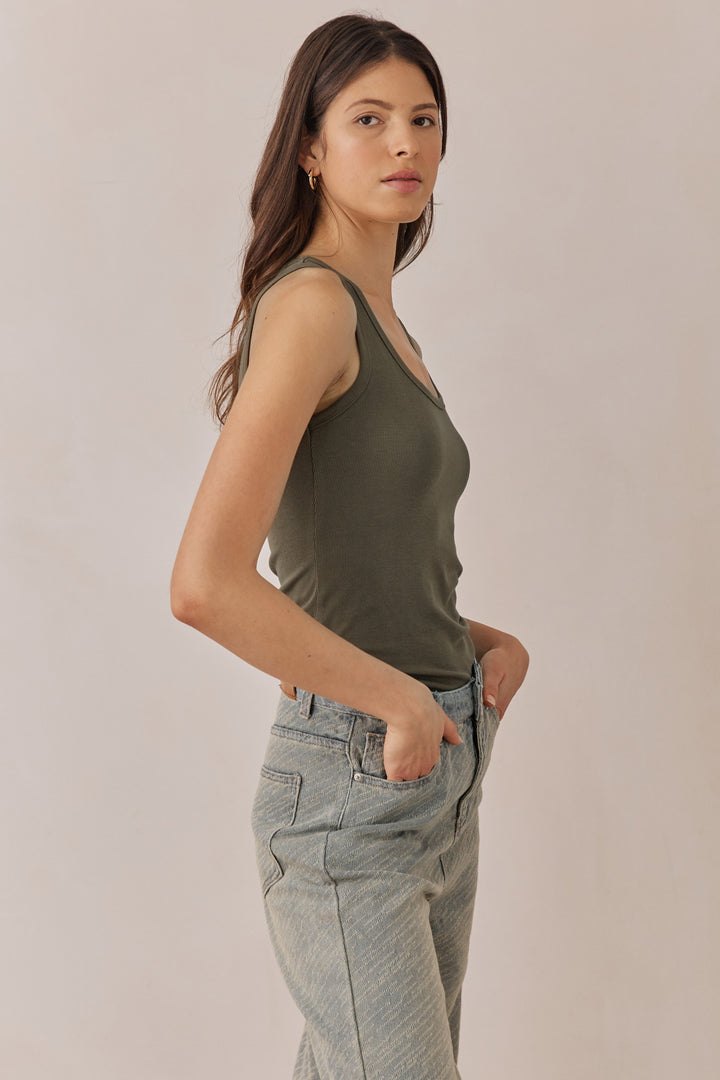 גופיית בייסיק סופי בד ריב דק | ירוק זית