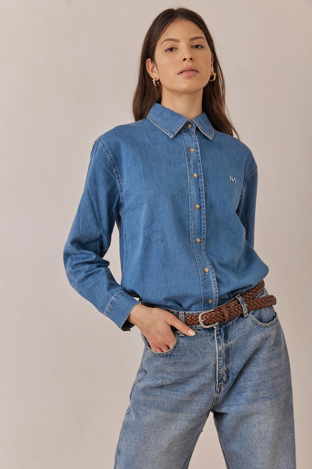 חגורה קלועה ארי בשילוב אבזם כסוף | חום