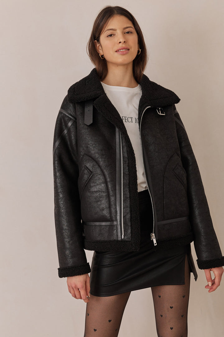 מעיל דמוי עור בל גזרת אוברסייז בשילוב פרווה | שחור