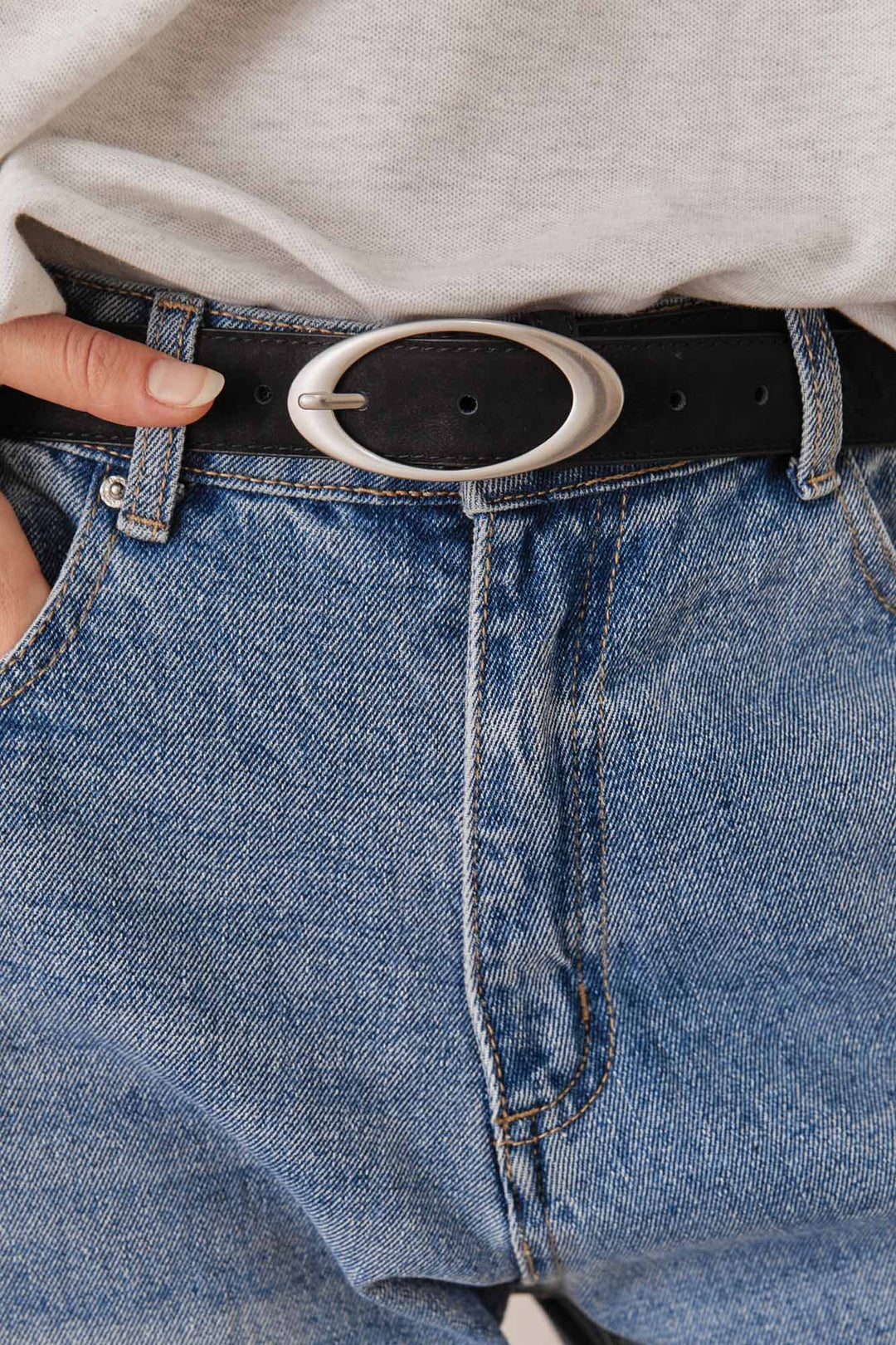 חגורת זמש כרמן אבזם עגול | שחור