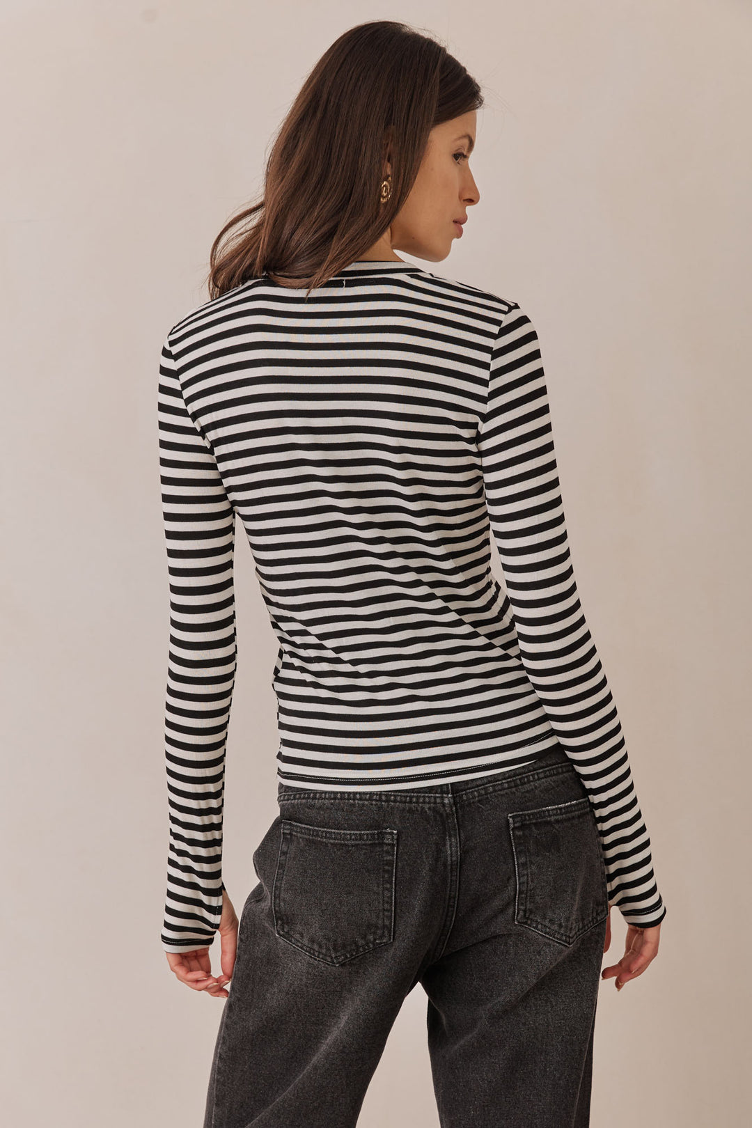 חולצת נטשה סטרייפס שרוולי כפפה | שחור/לבן