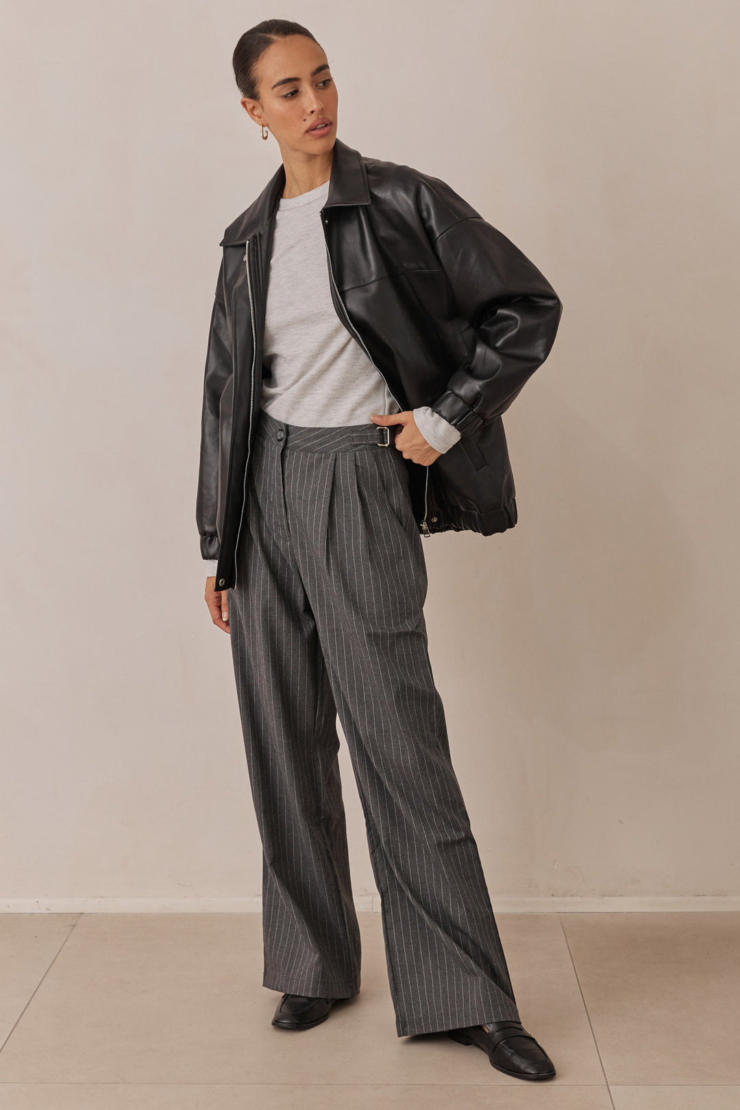 מכנסיים מחויטים תיאה סטרייפס רצועות מתכווננות | אפור/לבן