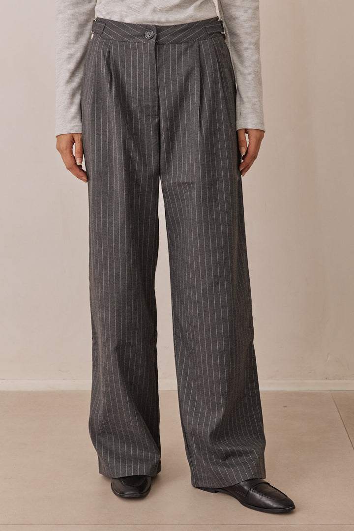 מכנסיים מחויטים תיאה סטרייפס רצועות מתכווננות | אפור/לבן