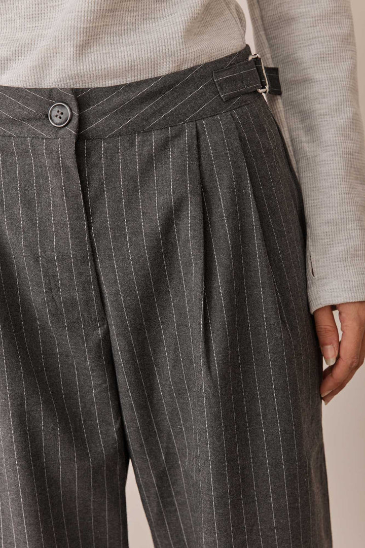 מכנסיים מחויטים תיאה סטרייפס רצועות מתכווננות | אפור/לבן