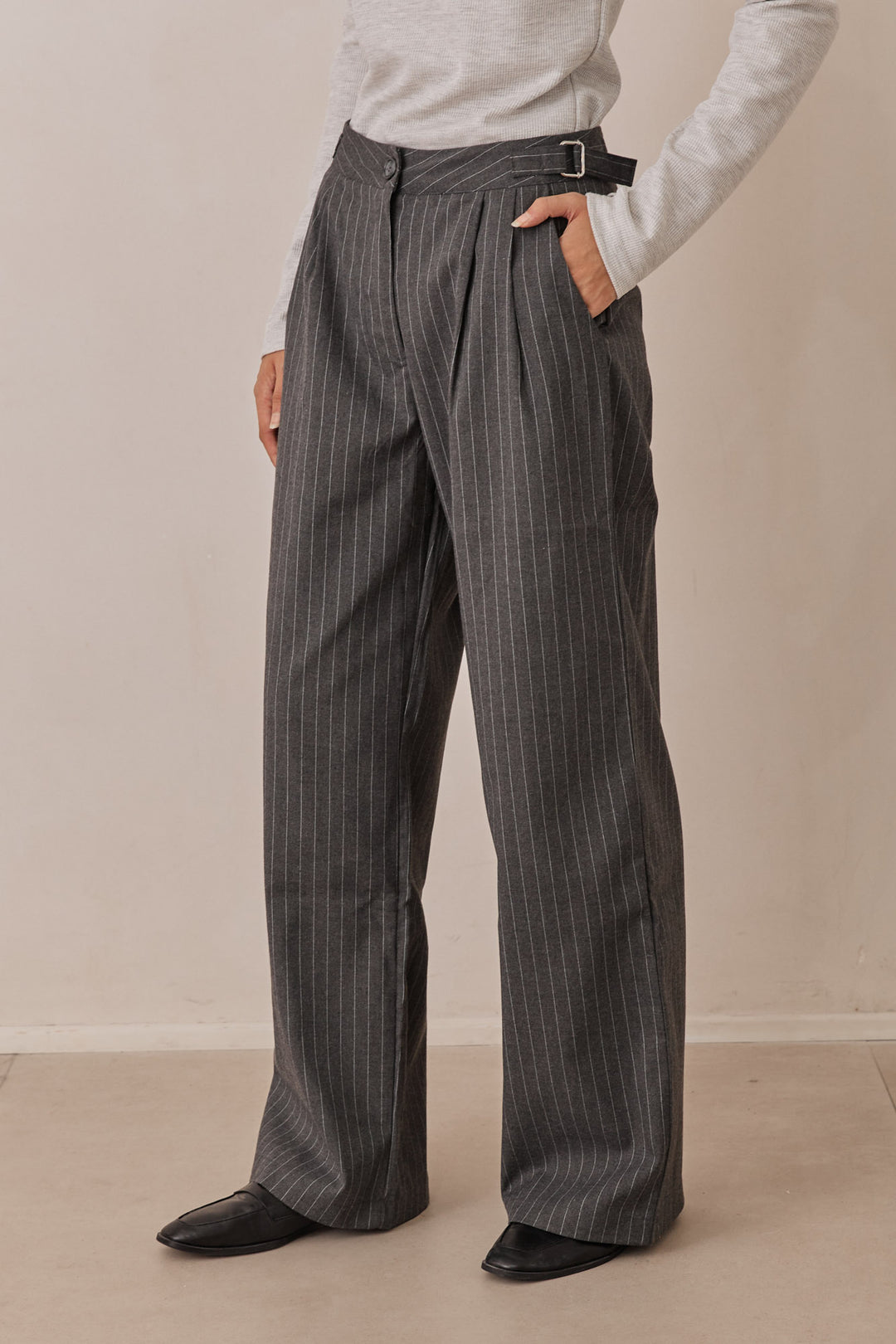 מכנסיים מחויטים תיאה סטרייפס רצועות מתכווננות | אפור/לבן