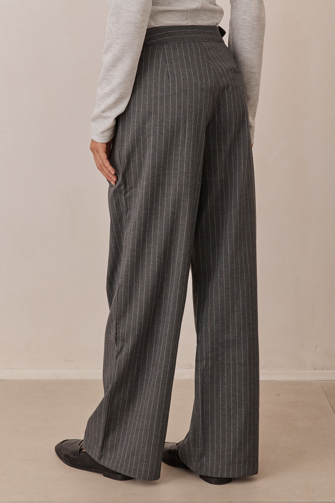 מכנסיים מחויטים תיאה סטרייפס רצועות מתכווננות | אפור/לבן