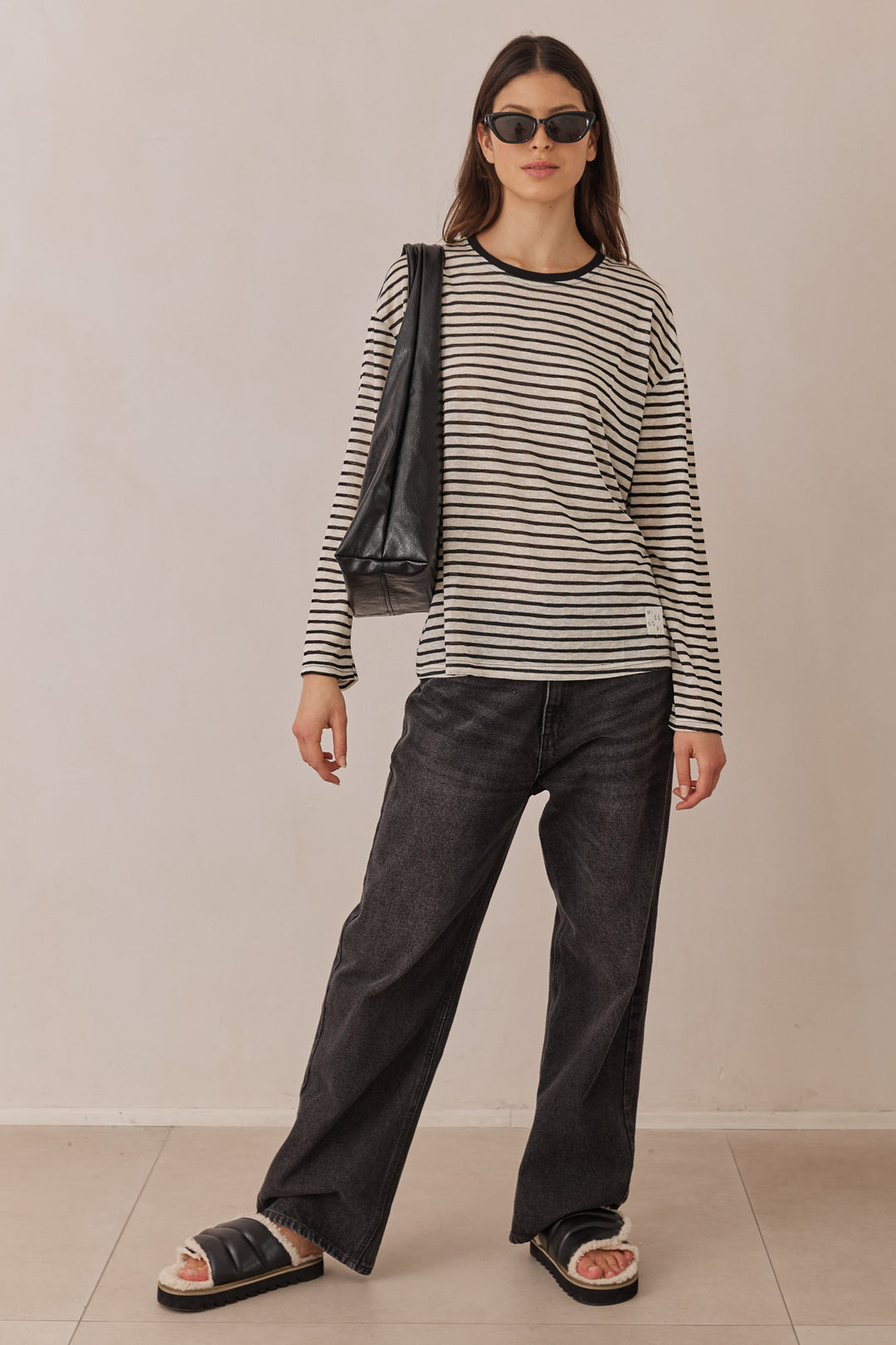 חולצת טומי סטרייפס בשילוב פאטץ' | לבן/שחור