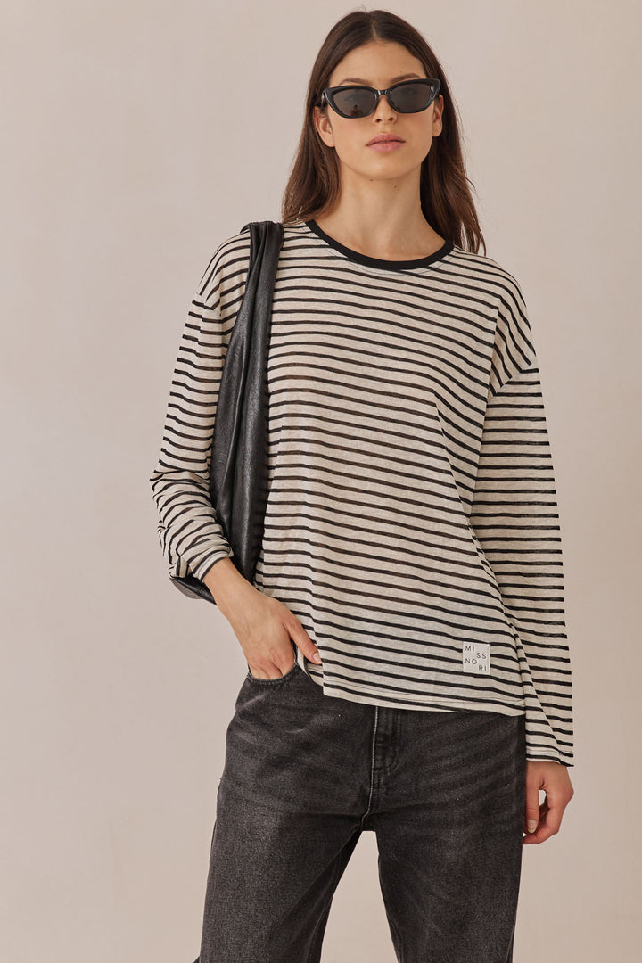 חולצת טומי סטרייפס בשילוב פאטץ' | לבן/שחור