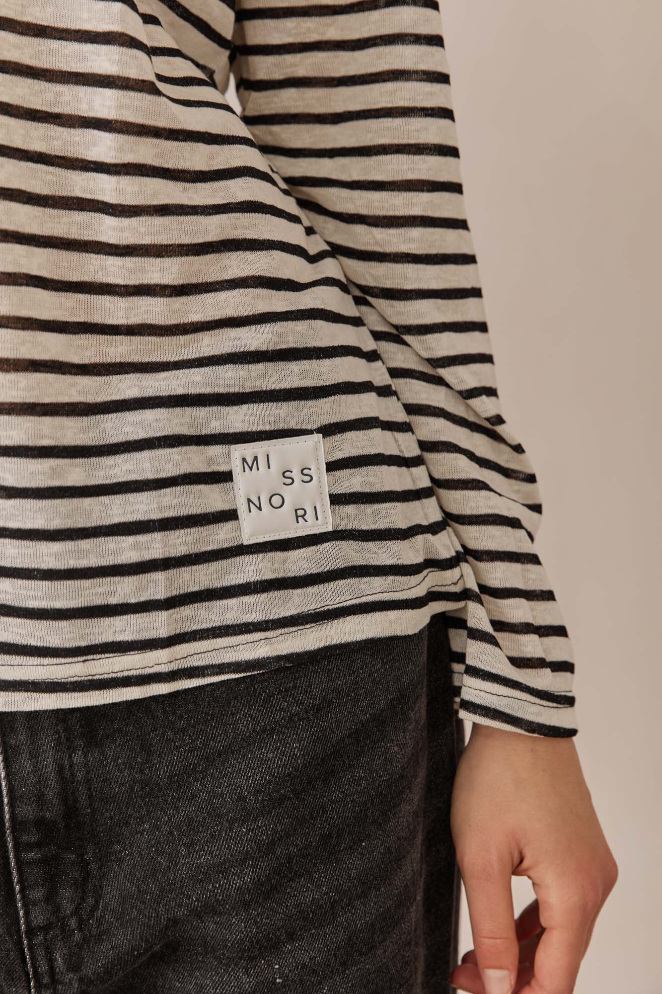 חולצת טומי סטרייפס בשילוב פאטץ' | לבן/שחור