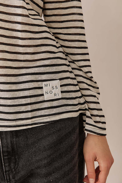 חולצת טומי סטרייפס בשילוב פאטץ' | לבן/שחור