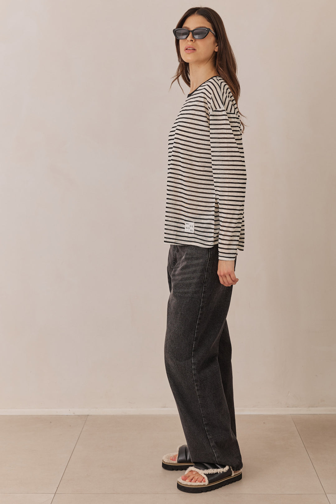 חולצת טומי סטרייפס בשילוב פאטץ' | לבן/שחור