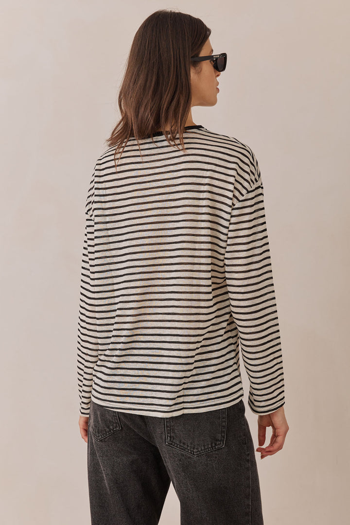 חולצת טומי סטרייפס בשילוב פאטץ' | לבן/שחור