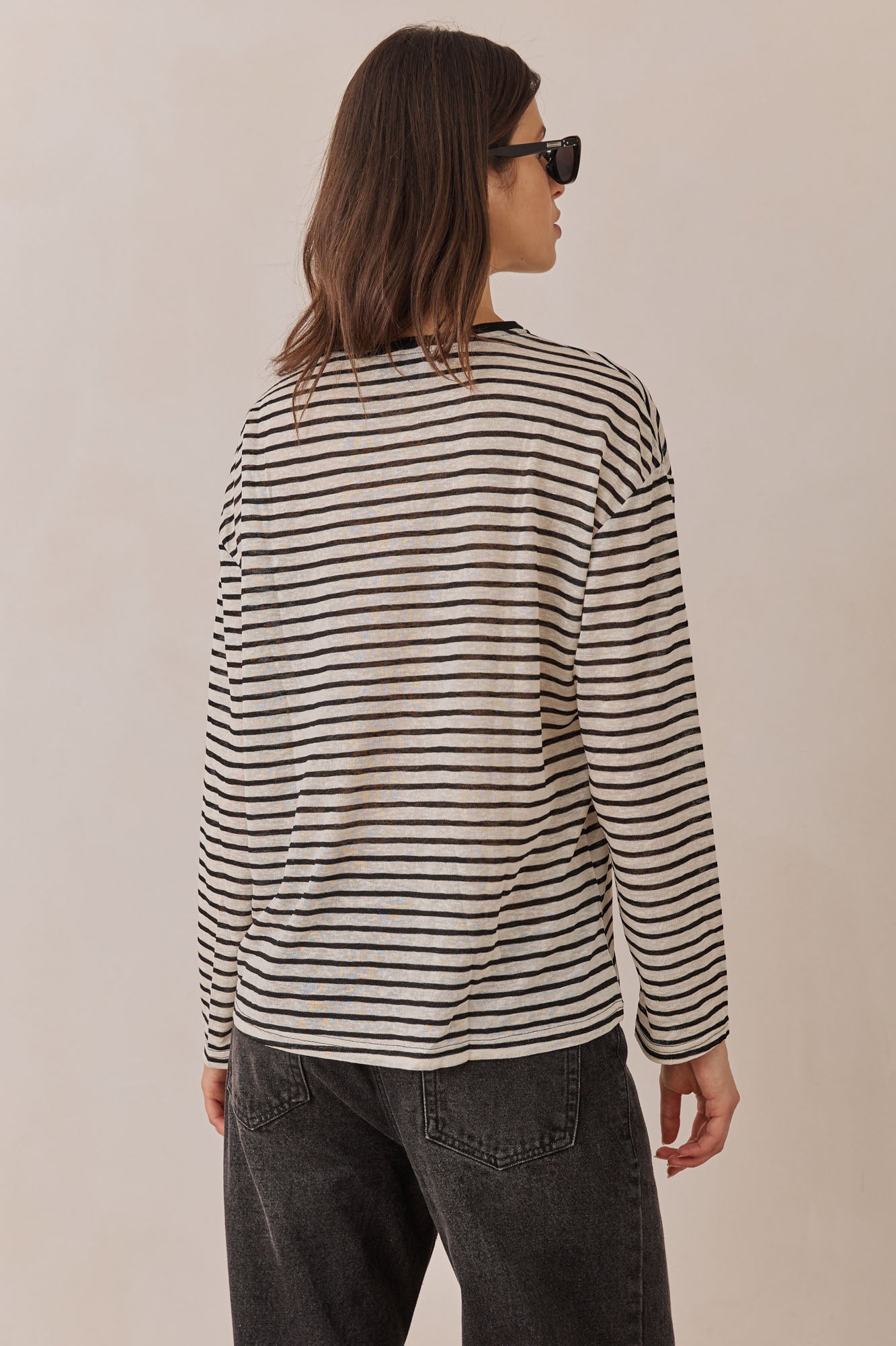 חולצת טומי סטרייפס בשילוב פאטץ' | לבן/שחור