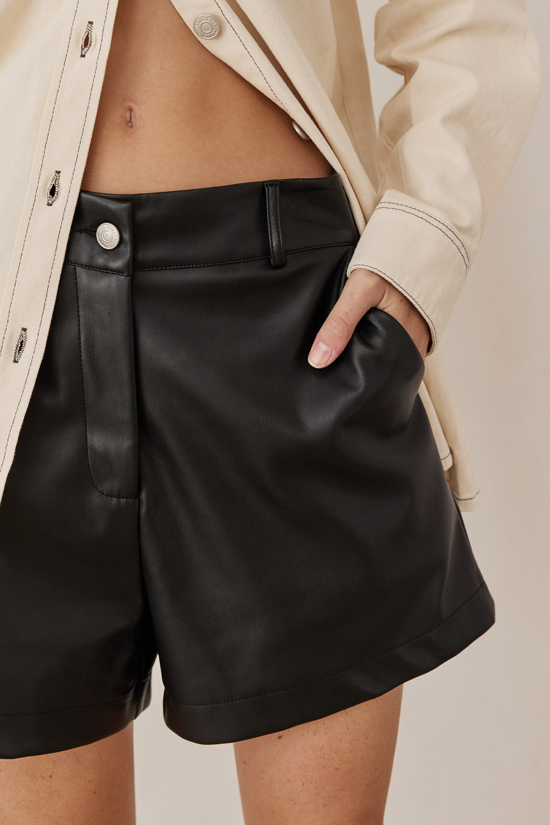 מכנסי דיאן דמוי עור קצרים | שחור