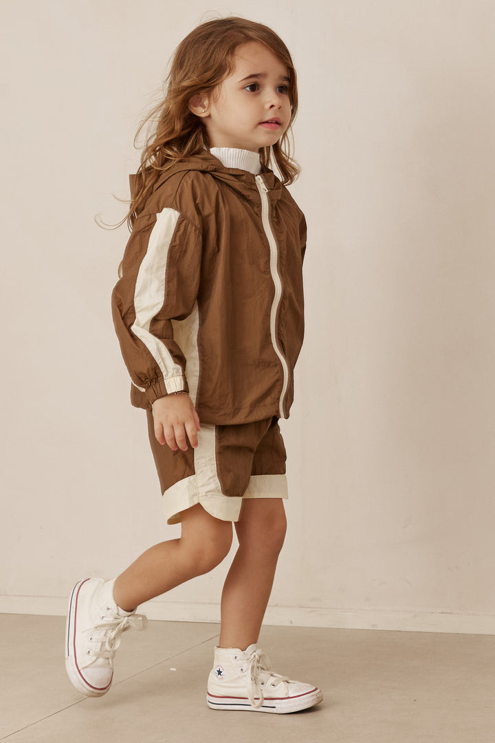 חליפת ניילון ג'קט ושורטס צבע משולב | חום/בז'