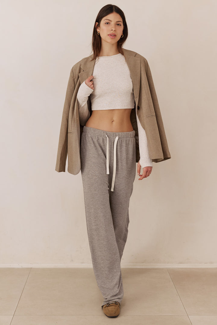 מכנסי הנרי טקסטורת פסים | מוקה