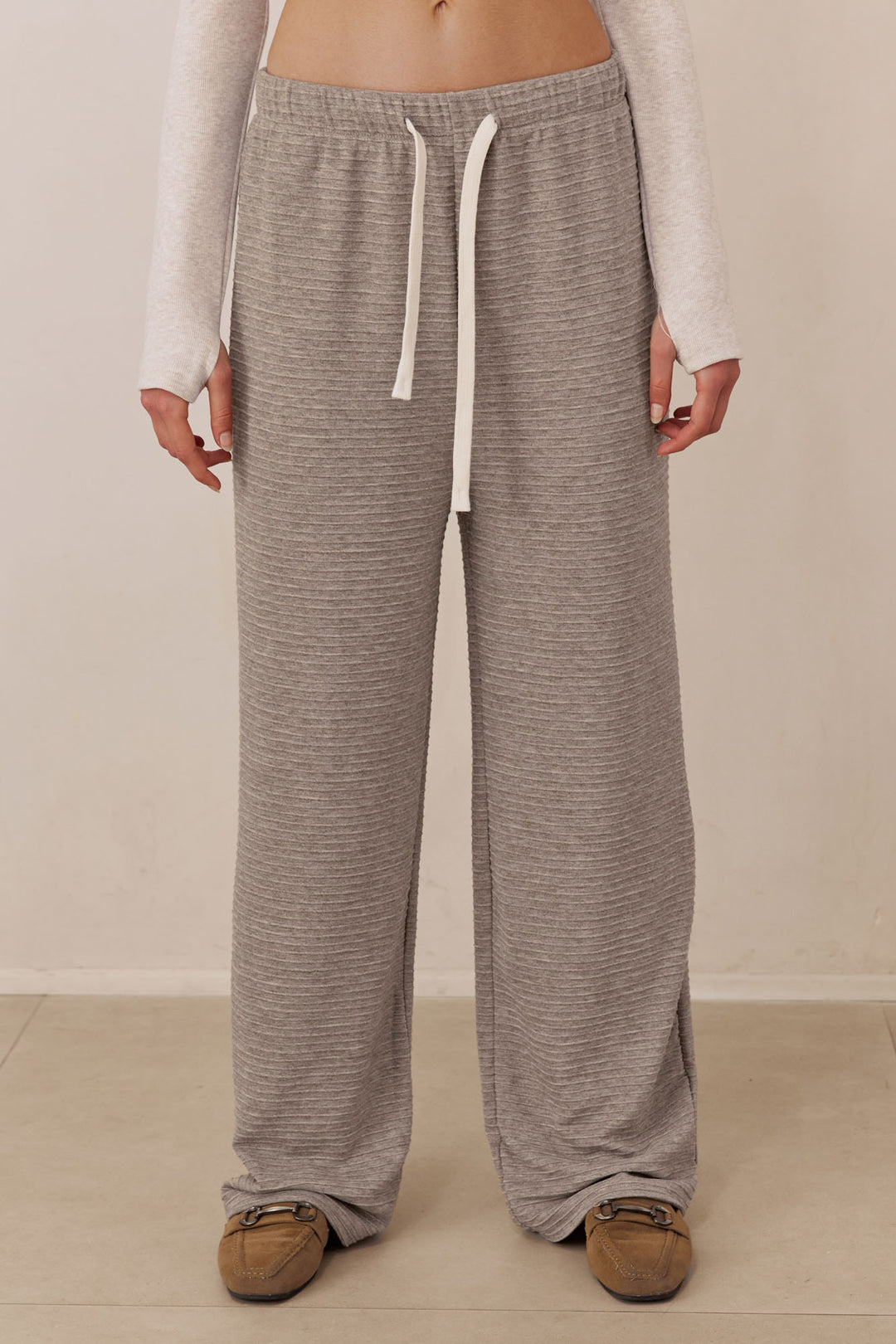 מכנסי הנרי טקסטורת פסים | מוקה