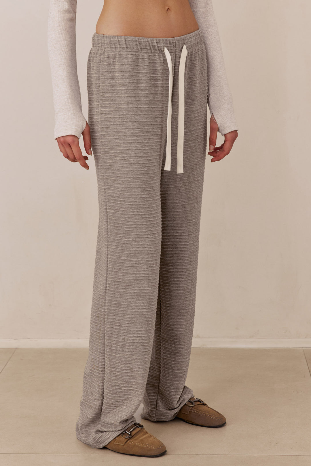 מכנסי הנרי טקסטורת פסים | מוקה