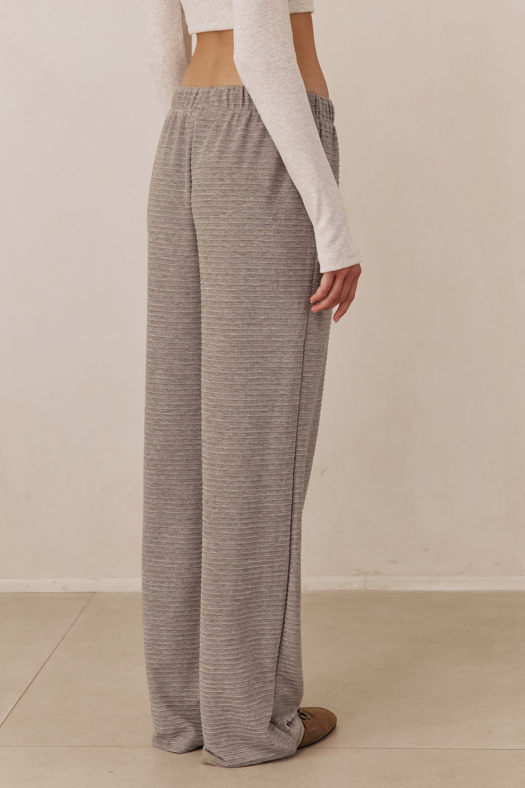 מכנסי הנרי טקסטורת פסים | מוקה