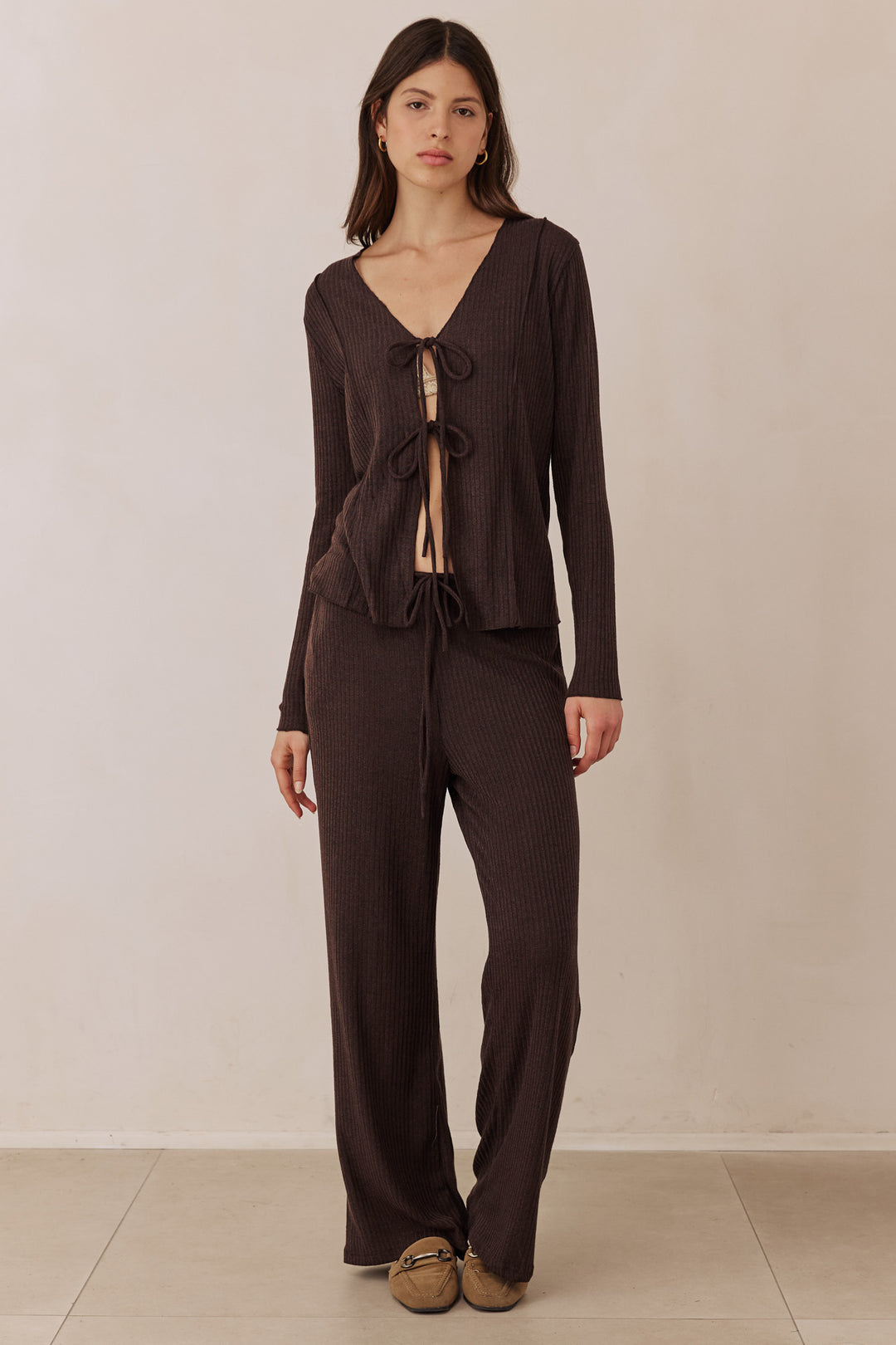 מכנסי סריג לייסי בשילוב קשירה | חום כהה