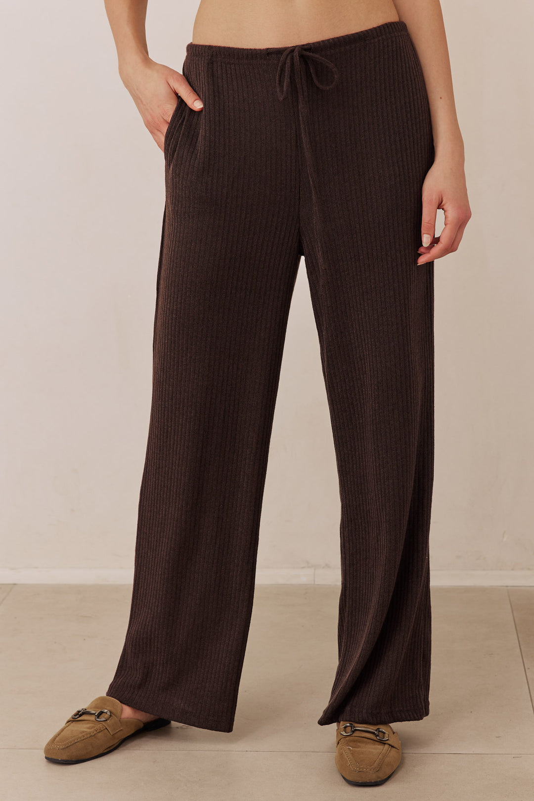 מכנסי סריג לייסי בשילוב קשירה | חום כהה