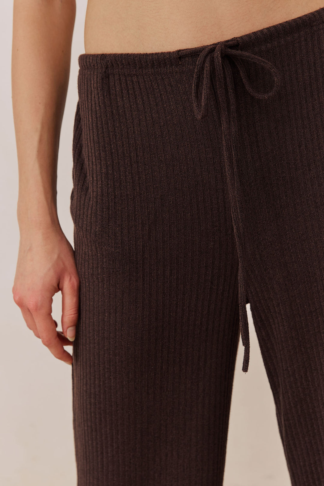 מכנסי סריג לייסי בשילוב קשירה | חום כהה