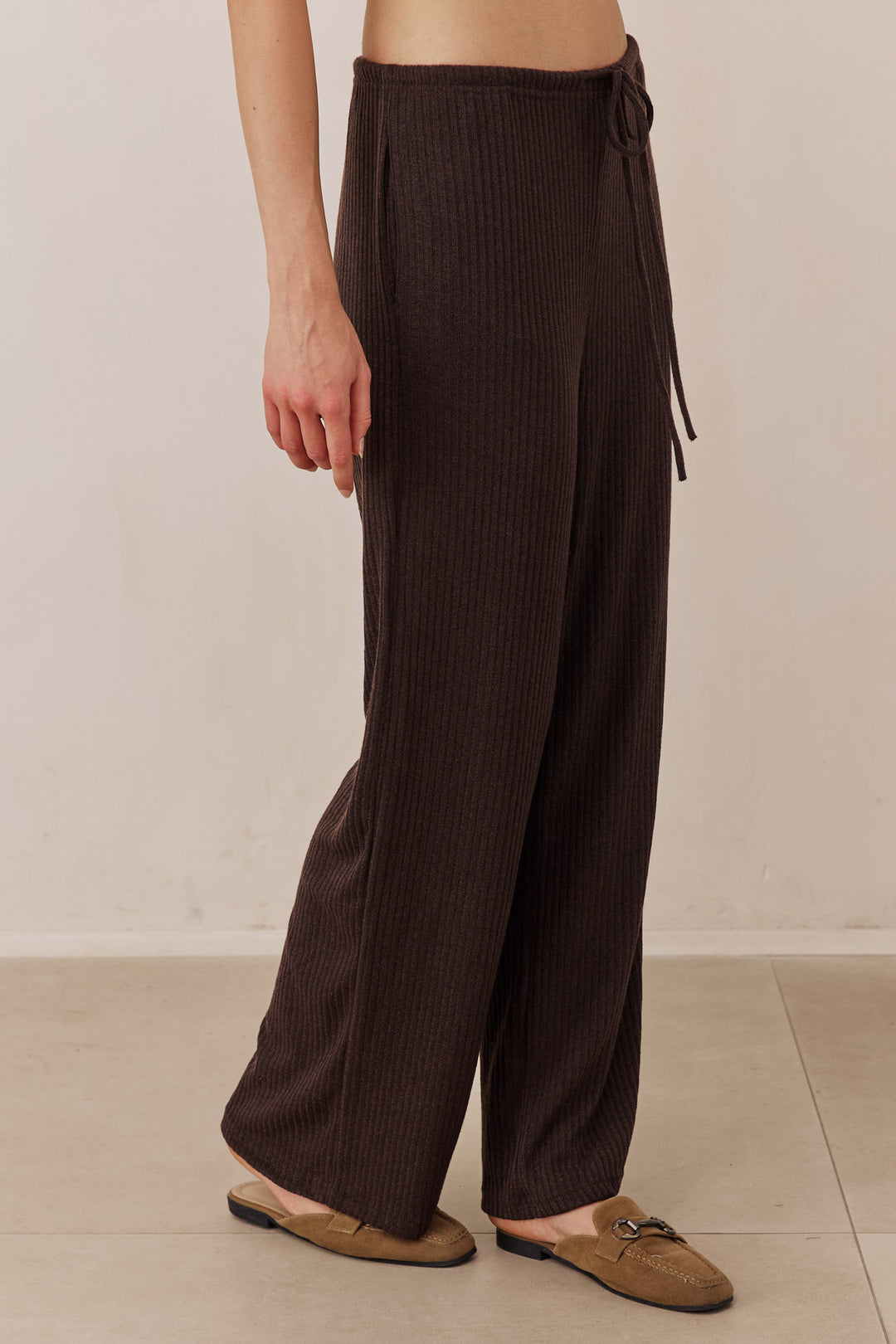 מכנסי סריג לייסי בשילוב קשירה | חום כהה