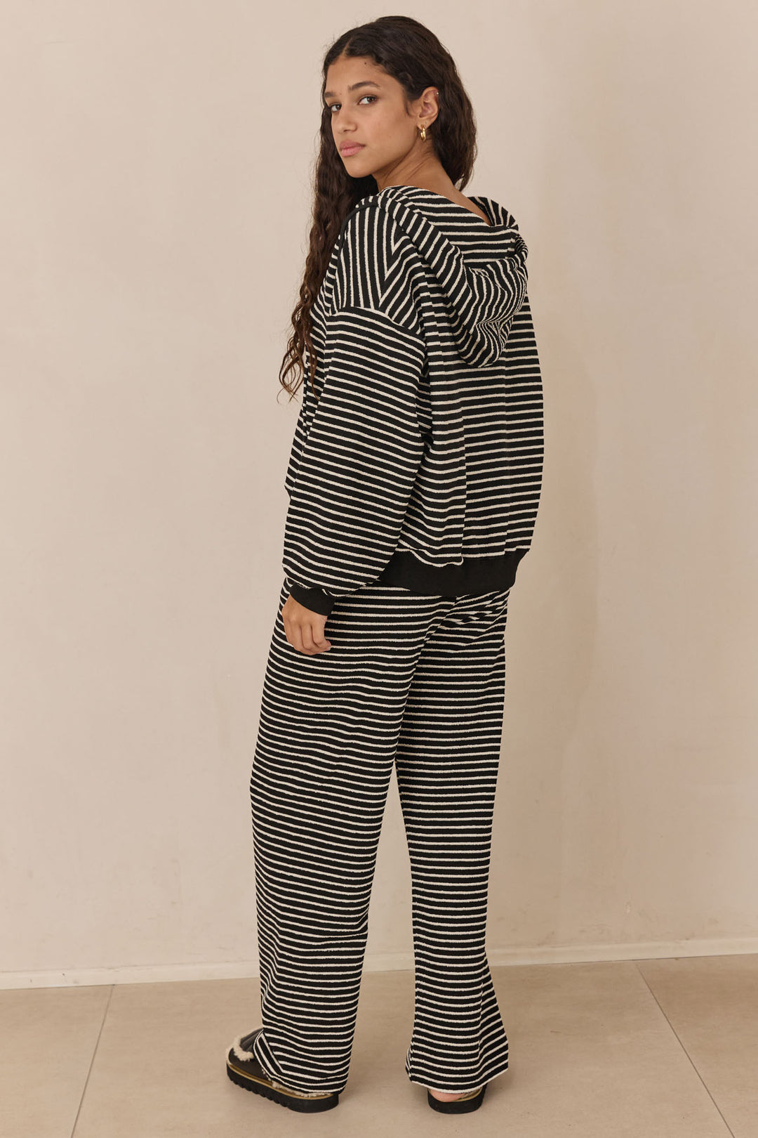 סוויטשירט קייט סטרייפס בשילוב קפוצ'ון | שחור/קרם