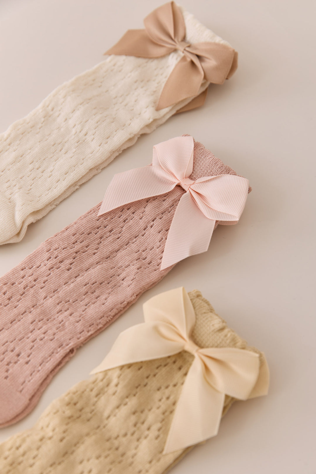 מארז 3 זוגות גרביים צבעוניים עם פפיון | קרם/בז'/ורוד