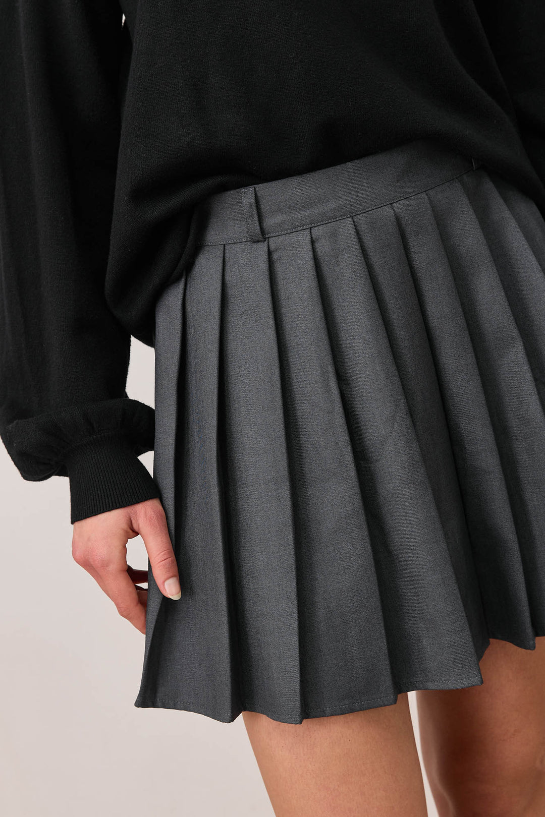 חצאית קפלים ריין אורך מיני | אפור