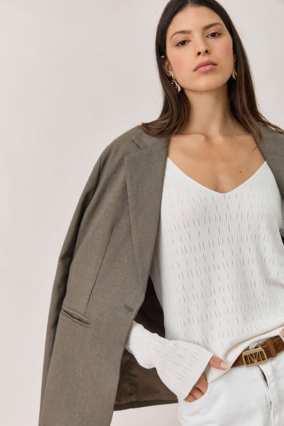 חולצת ניל עם טקסטורה ושסע בשרוול | לבן