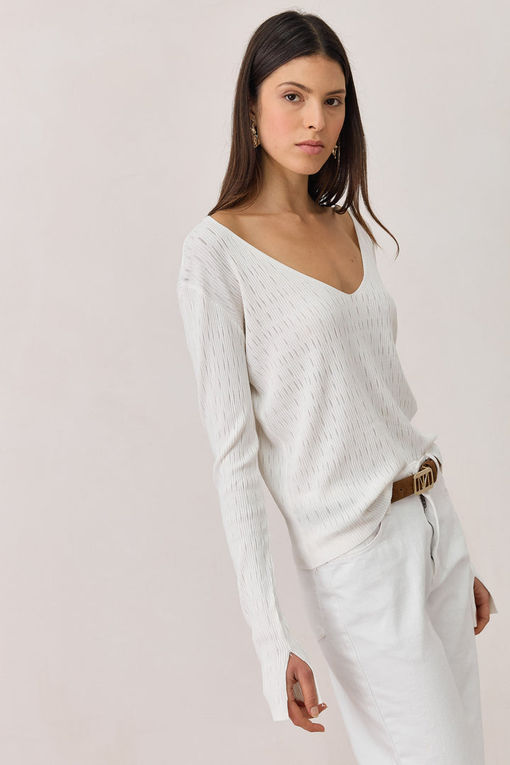 חולצת ניל עם טקסטורה ושסע בשרוול | לבן