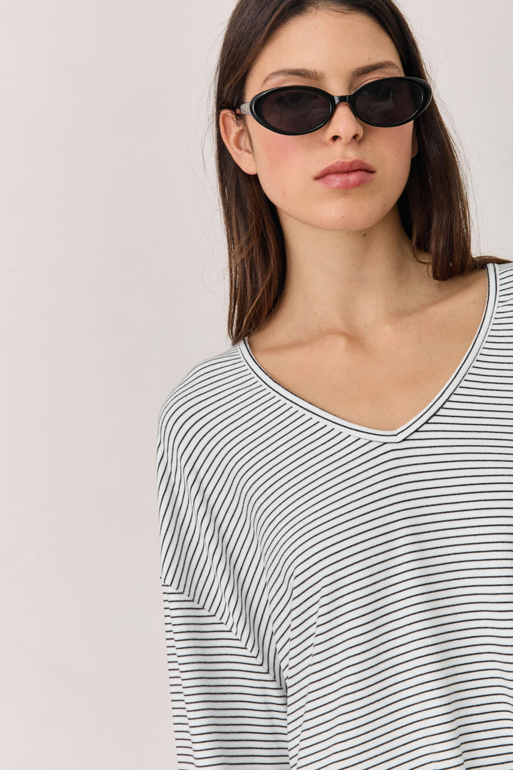 חולצת אליסיה סטרייפס צווארון וי | לבן/שחור