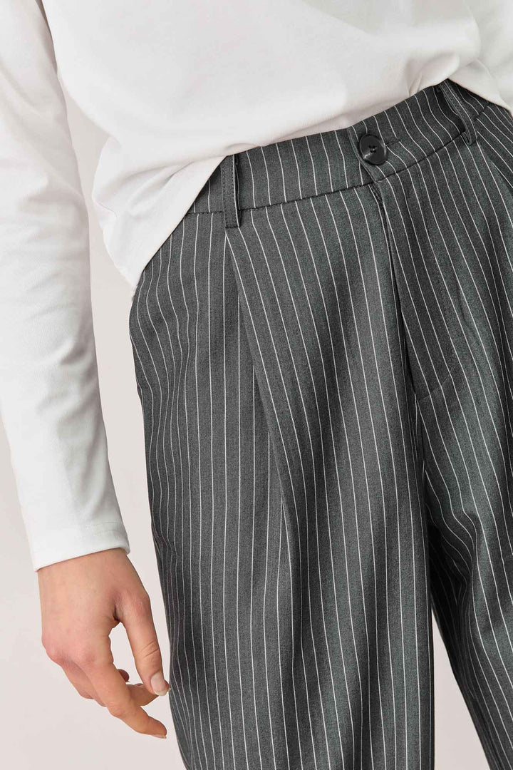 מכנסיים מחויטים מייקי גזרה ישרה | אפור