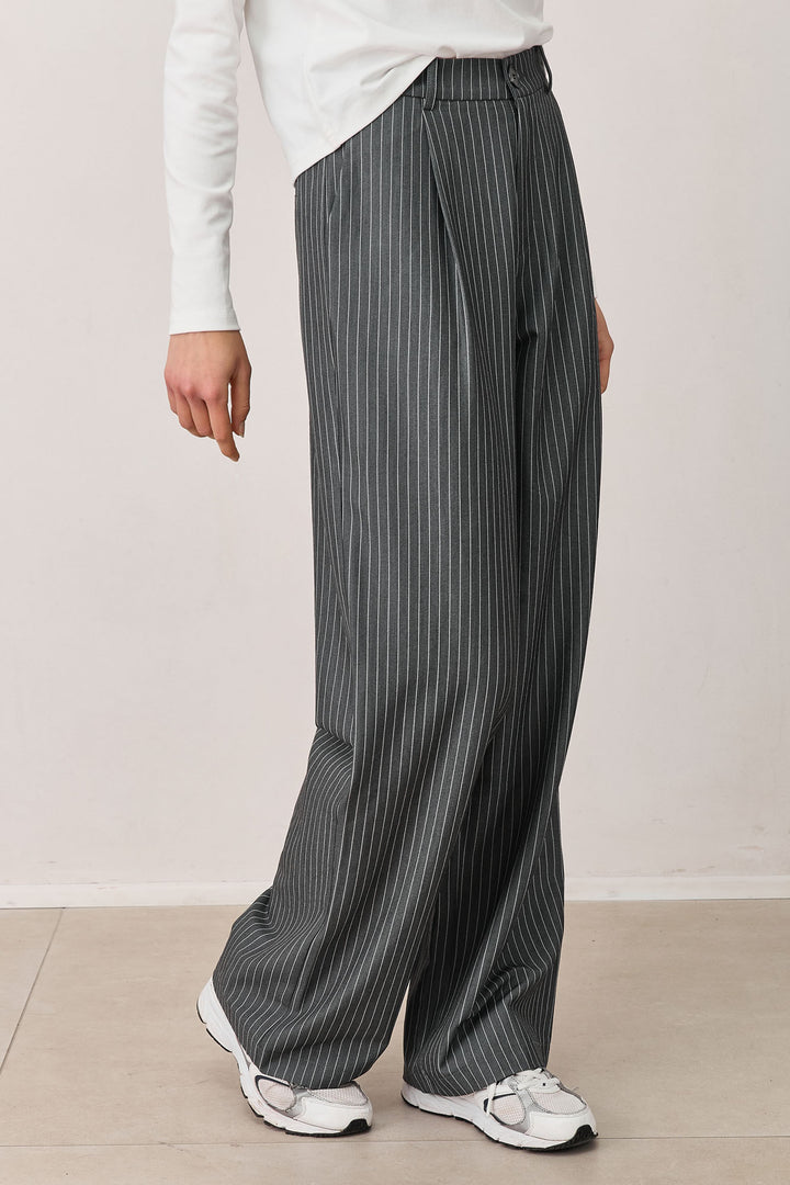 מכנסיים מחויטים מייקי גזרה ישרה | אפור