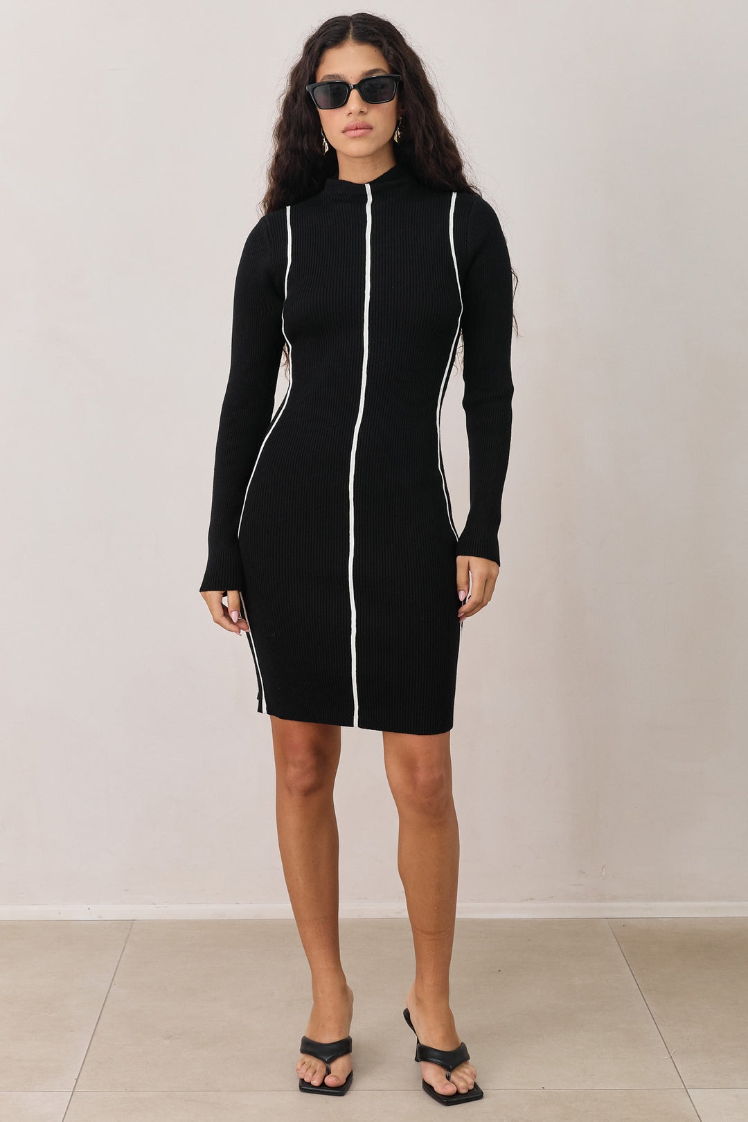 שמלת סריג קיילה חצי גולף תיפורים בולטים | שחור