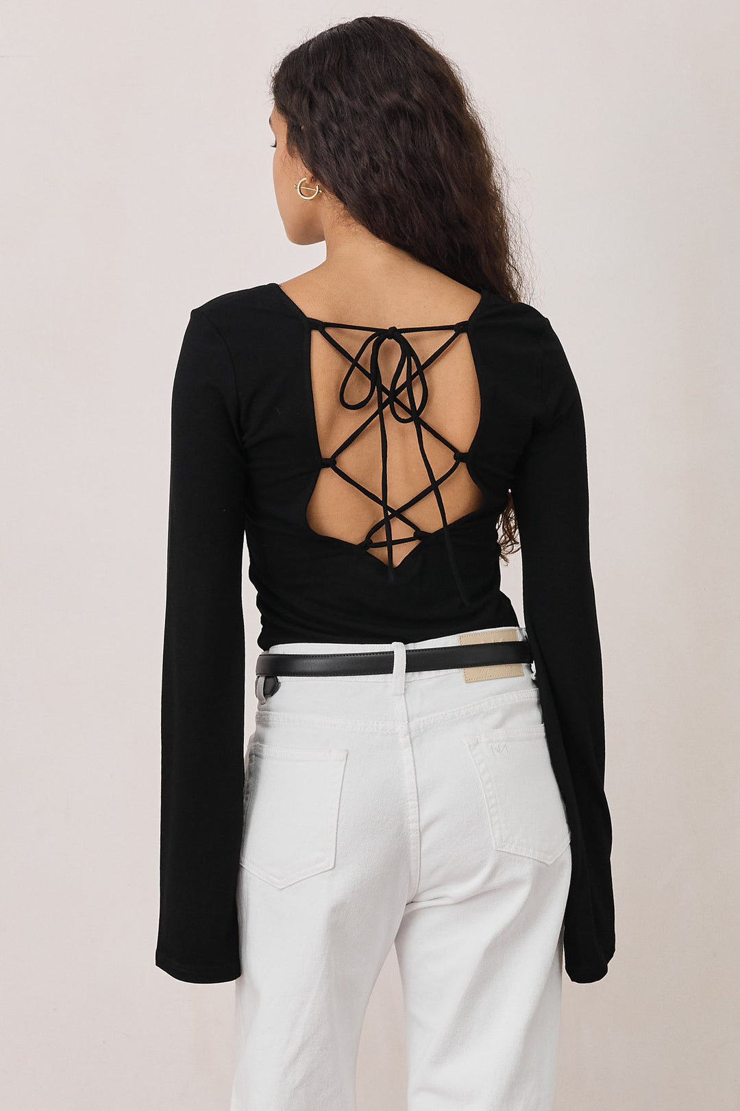 חולצת ג'וליאן מחשוף גב | שחור