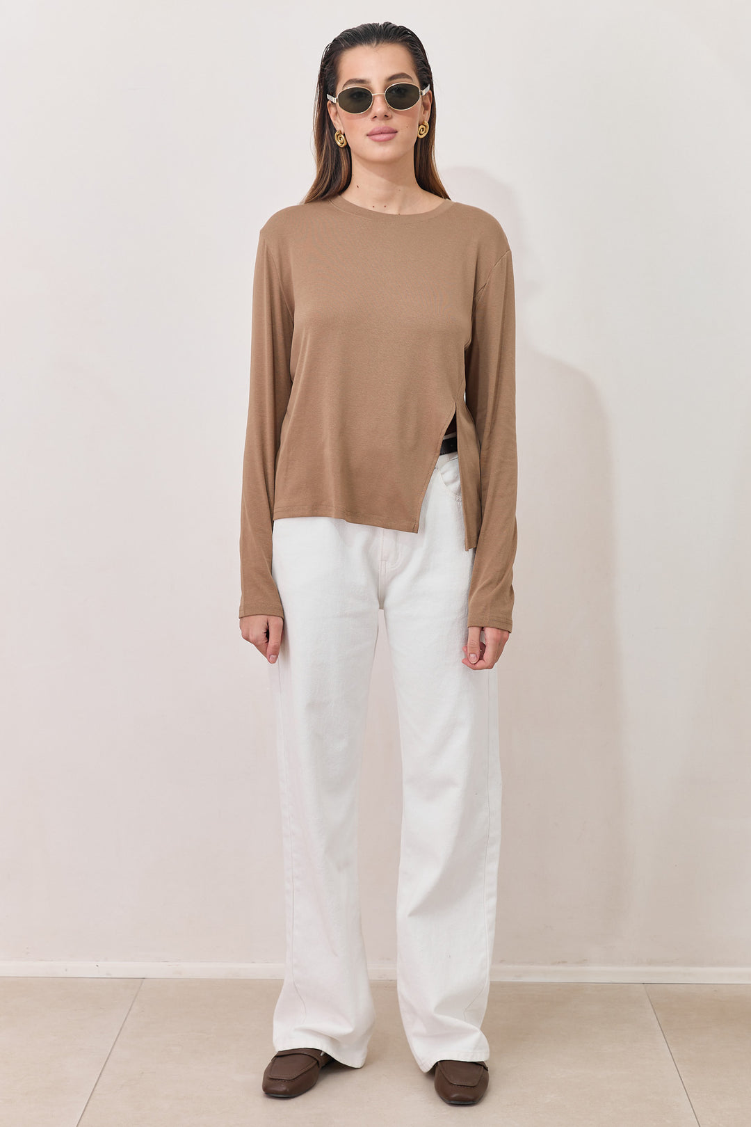 חולצת אדמונד שסע צידי | חום