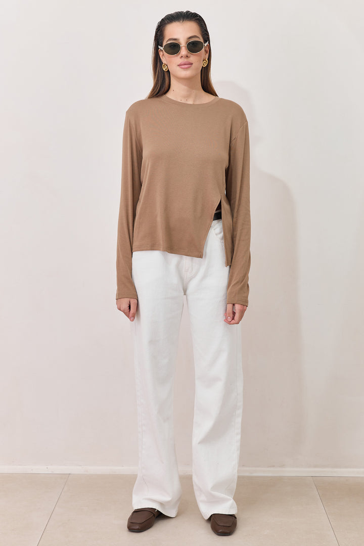 חולצת אדמונד שסע צידי | חום