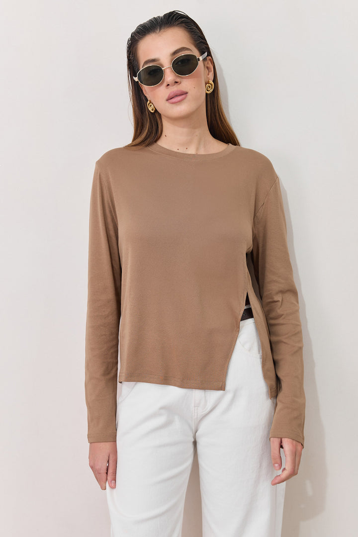 חולצת אדמונד שסע צידי | חום