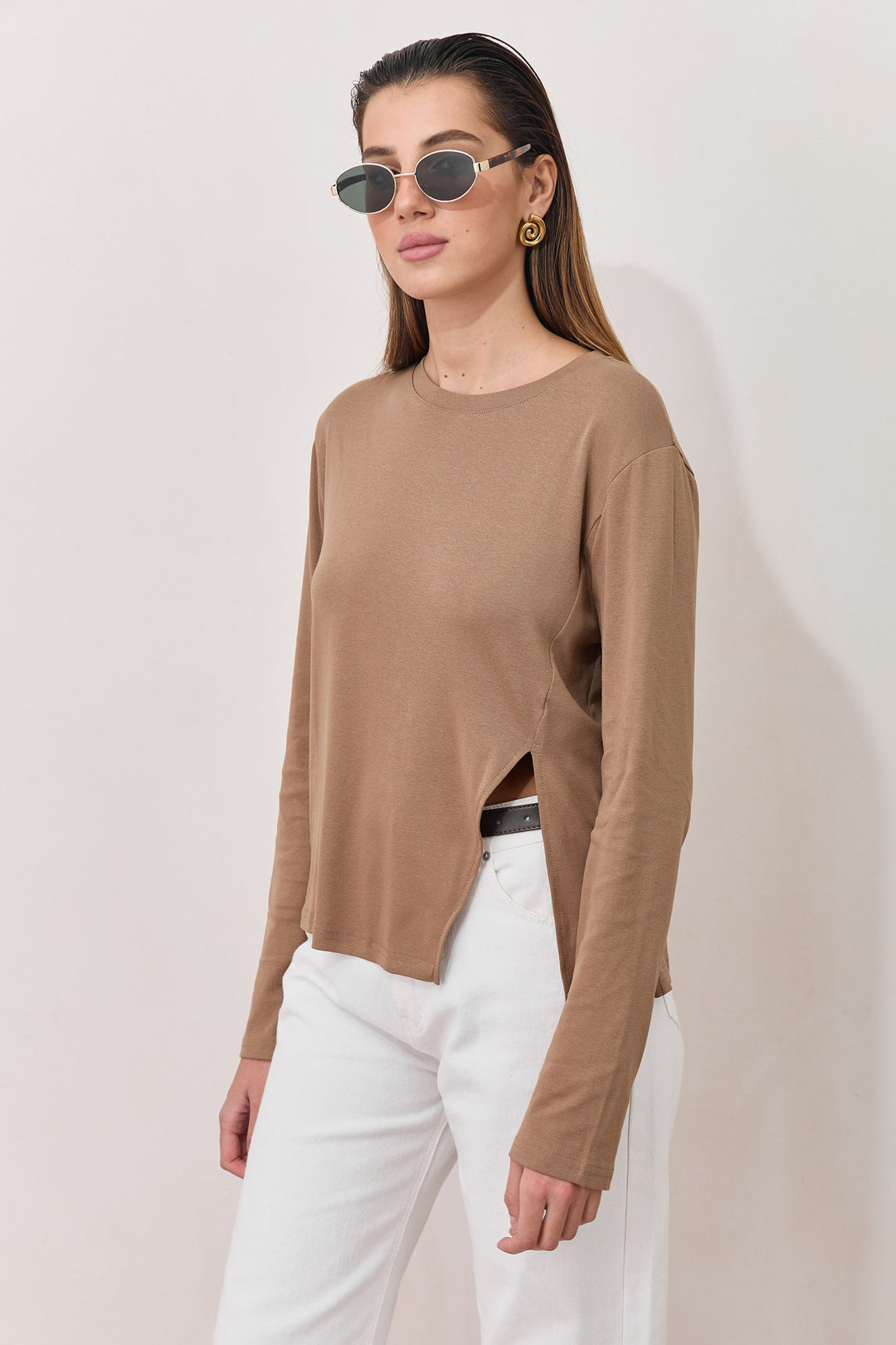 חולצת אדמונד שסע צידי | חום