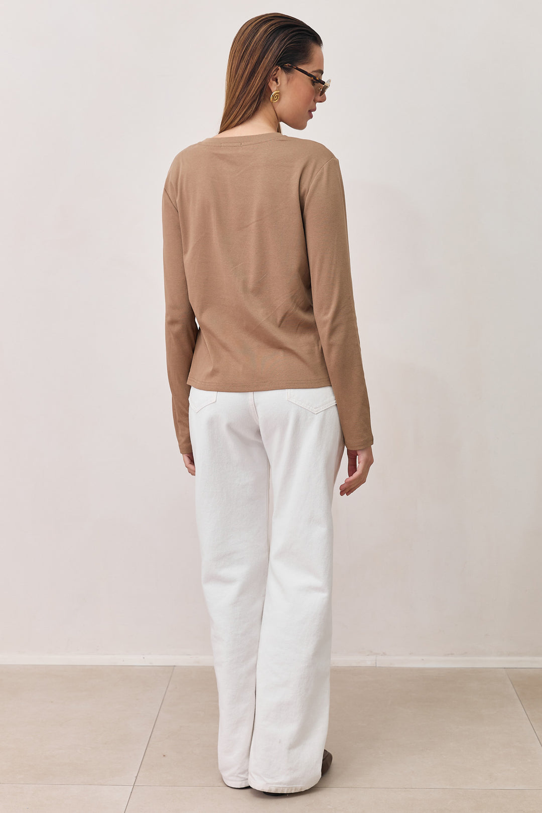 חולצת אדמונד שסע צידי | חום