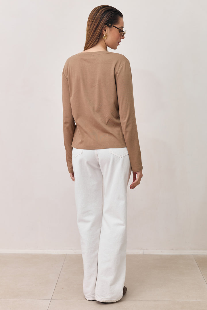 חולצת אדמונד שסע צידי | חום